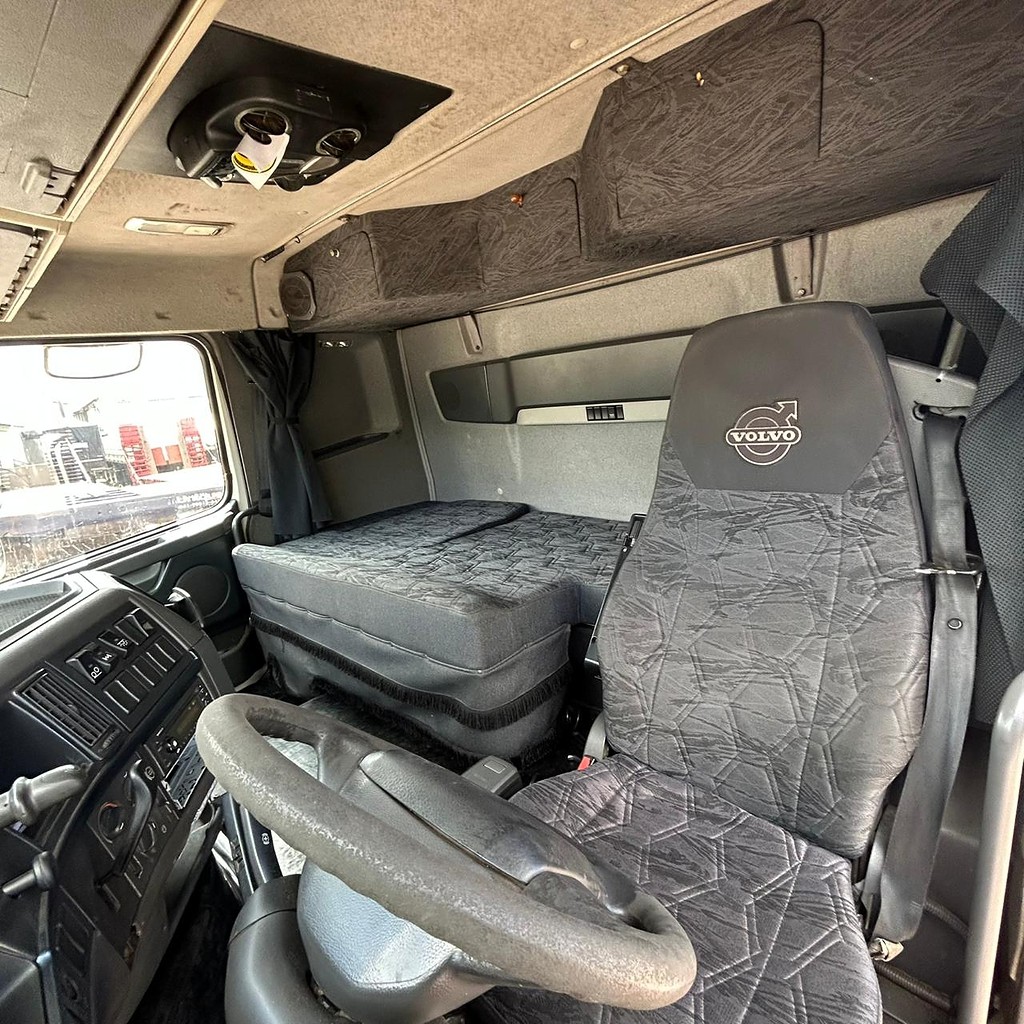 Caminhão VOLVO FH 440 Cavalo Mecânico ANO 2011 de Patio 201 Caminhoes e Carretas no Paraná