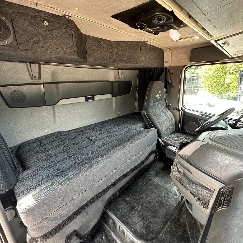 Caminhão VOLVO FH 440 Cavalo Mecânico ANO 2011 de Patio 201 Caminhoes e Carretas no Paraná