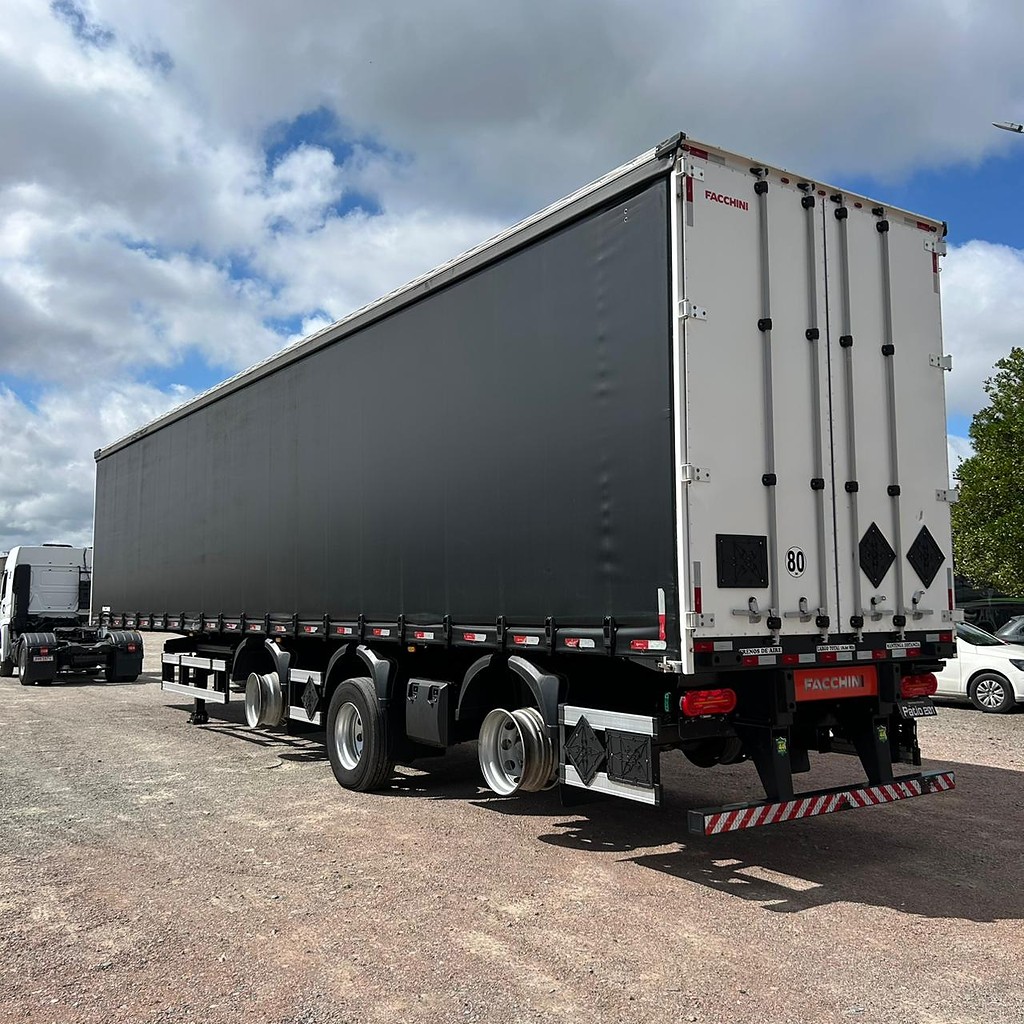 Carreta SEMI-REBOQUE BAU SIDER Facchini ANO 2022 1 Eixo de Patio 201 Caminhoes e Carretas no Paraná