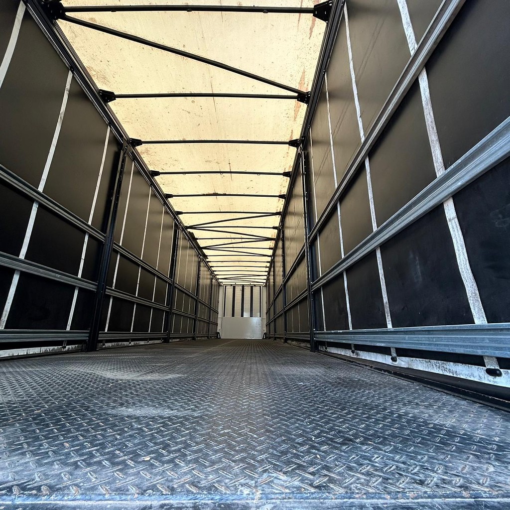 Carreta SEMI-REBOQUE BAU SIDER Facchini ANO 2022 1 Eixo de Patio 201 Caminhoes e Carretas no Paraná