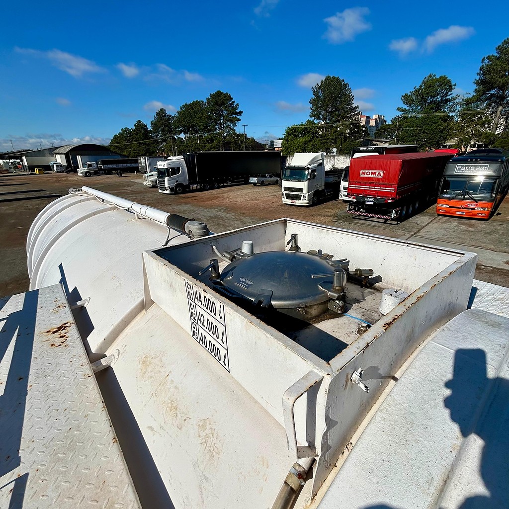 Carreta SEMI-REBOQUE TANQUE ACO Rodotic ANO 2009 1+1+1 Vanderleia de Patio 201 Caminhoes e Carretas no Paraná