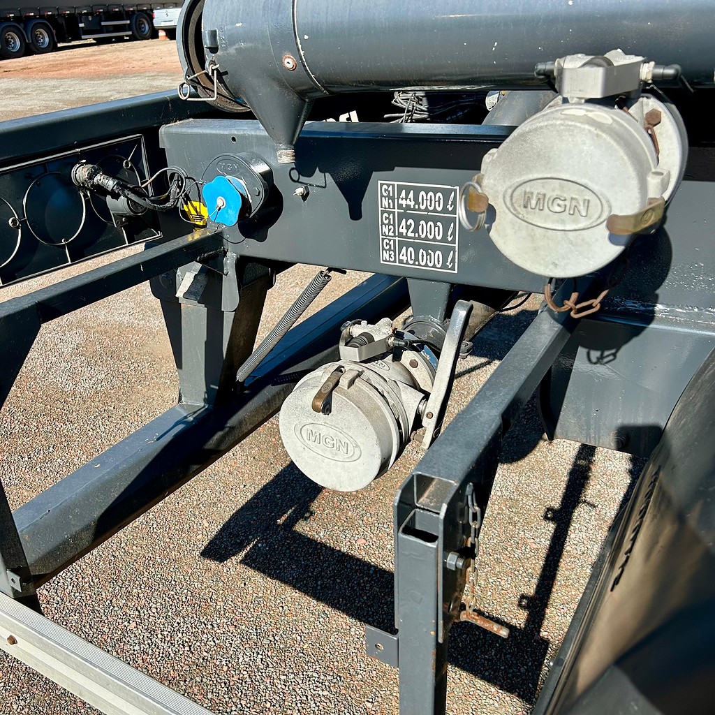 Carreta SEMI-REBOQUE TANQUE ACO Rodotic ANO 2009 1+1+1 Vanderleia de Patio 201 Caminhoes e Carretas no Paraná