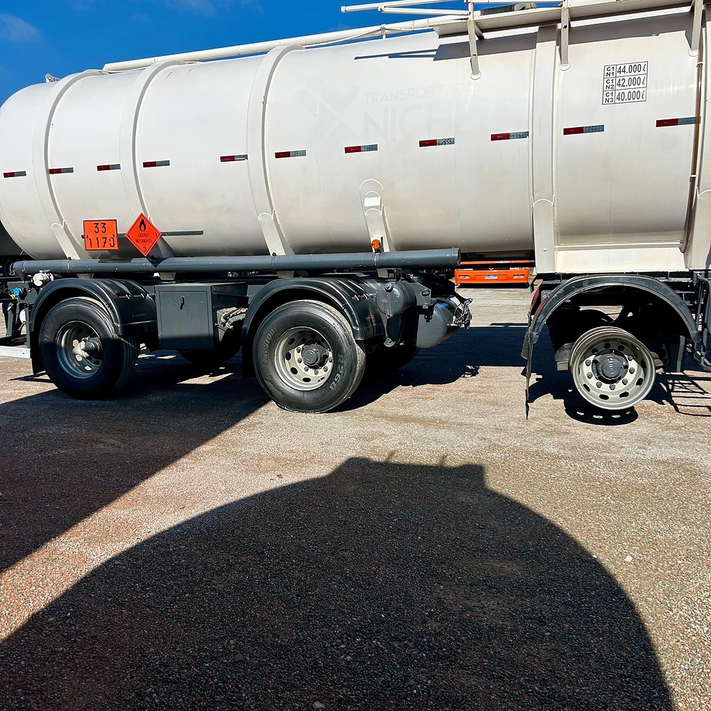 Carreta SEMI-REBOQUE TANQUE ACO Rodotic ANO 2009 1+1+1 Vanderleia de Patio 201 Caminhoes e Carretas no Paraná