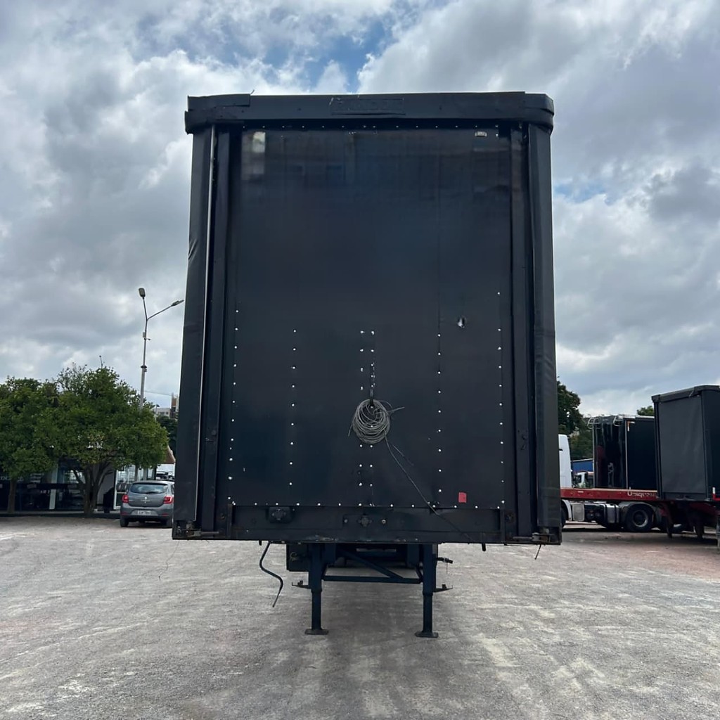 Carreta SEMI-REBOQUE BAU SIDER Randon ANO 2005 2 Eixos de Patio 201 Caminhoes e Carretas no Paraná