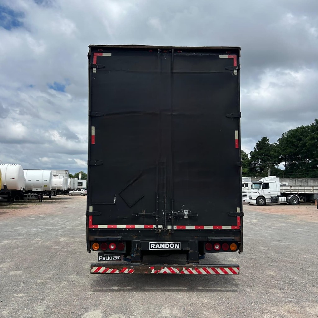 Carreta SEMI-REBOQUE BAU SIDER Randon ANO 2005 2 Eixos de Patio 201 Caminhoes e Carretas no Paraná