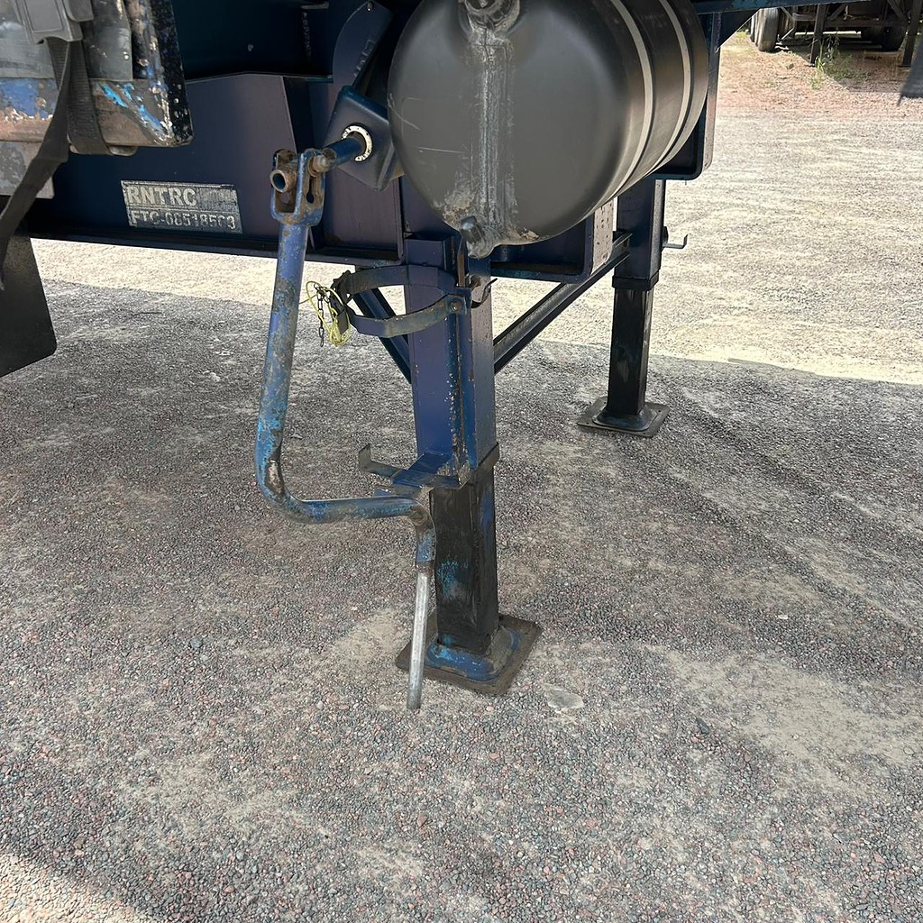 Carreta SEMI-REBOQUE BAU SIDER Randon ANO 2005 2 Eixos de Patio 201 Caminhoes e Carretas no Paraná