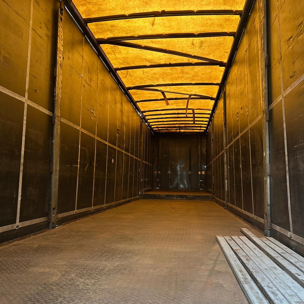 Carreta SEMI-REBOQUE BAU SIDER Randon ANO 2005 2 Eixos de Patio 201 Caminhoes e Carretas no Paraná