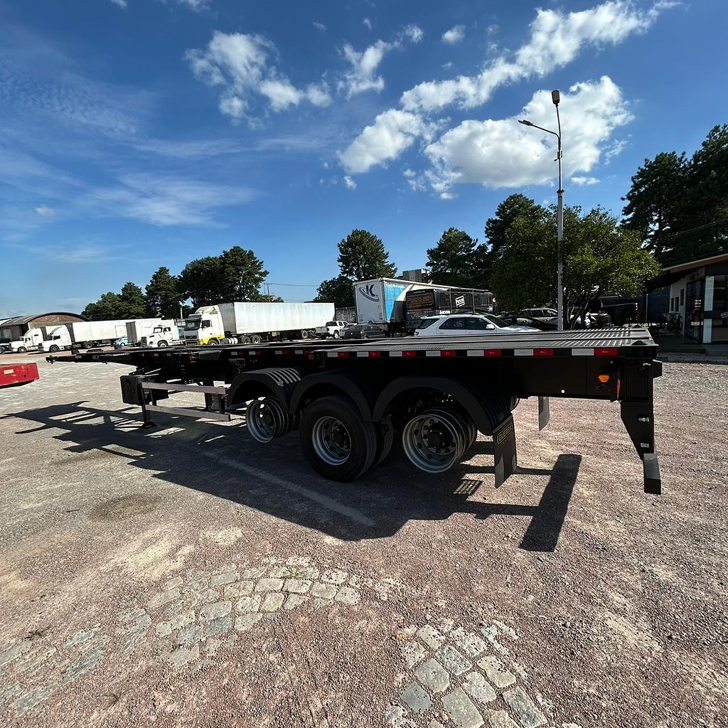 Carreta SEMI-REBOQUE PORTA-CONTAINER Guerra ANO 2026 3 Eixos de Patio 201 Caminhoes e Carretas no Paraná