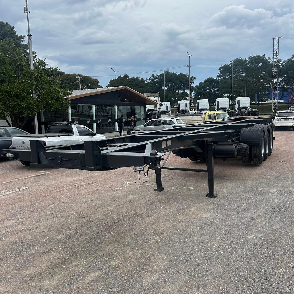 Carreta SEMI-REBOQUE PORTA-CONTAINER Facchini ANO 2011 3 Eixos de Patio 201 Caminhoes e Carretas no Paraná