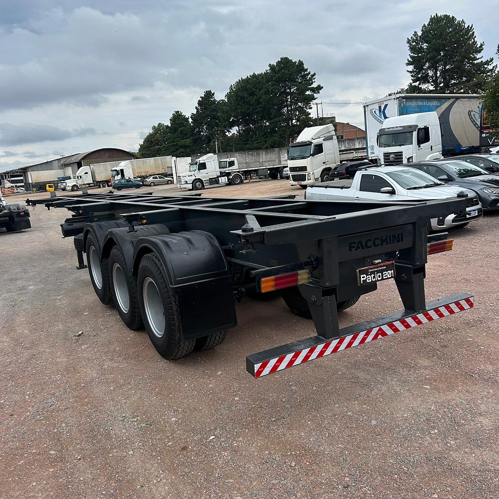 Carreta SEMI-REBOQUE PORTA-CONTAINER Facchini ANO 2011 3 Eixos de Patio 201 Caminhoes e Carretas no Paraná