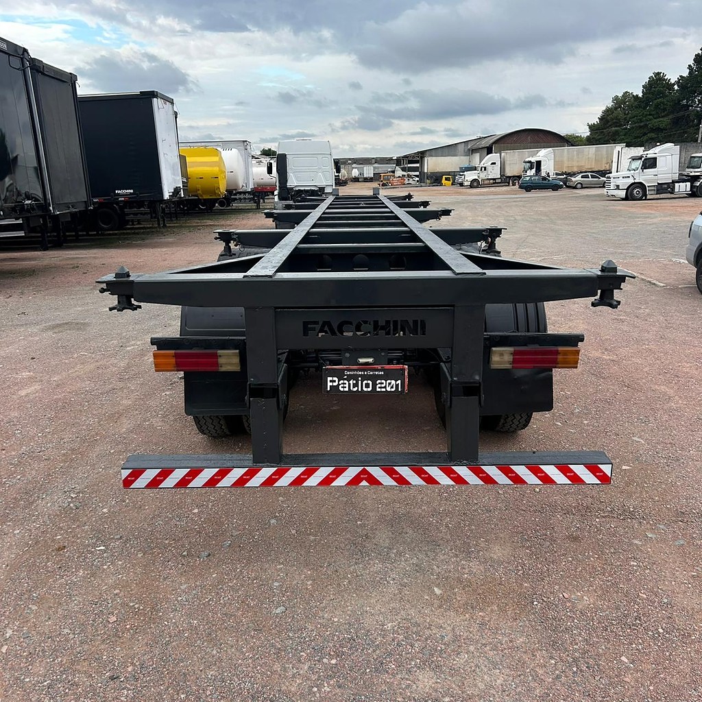 Carreta SEMI-REBOQUE PORTA-CONTAINER Facchini ANO 2011 3 Eixos de Patio 201 Caminhoes e Carretas no Paraná