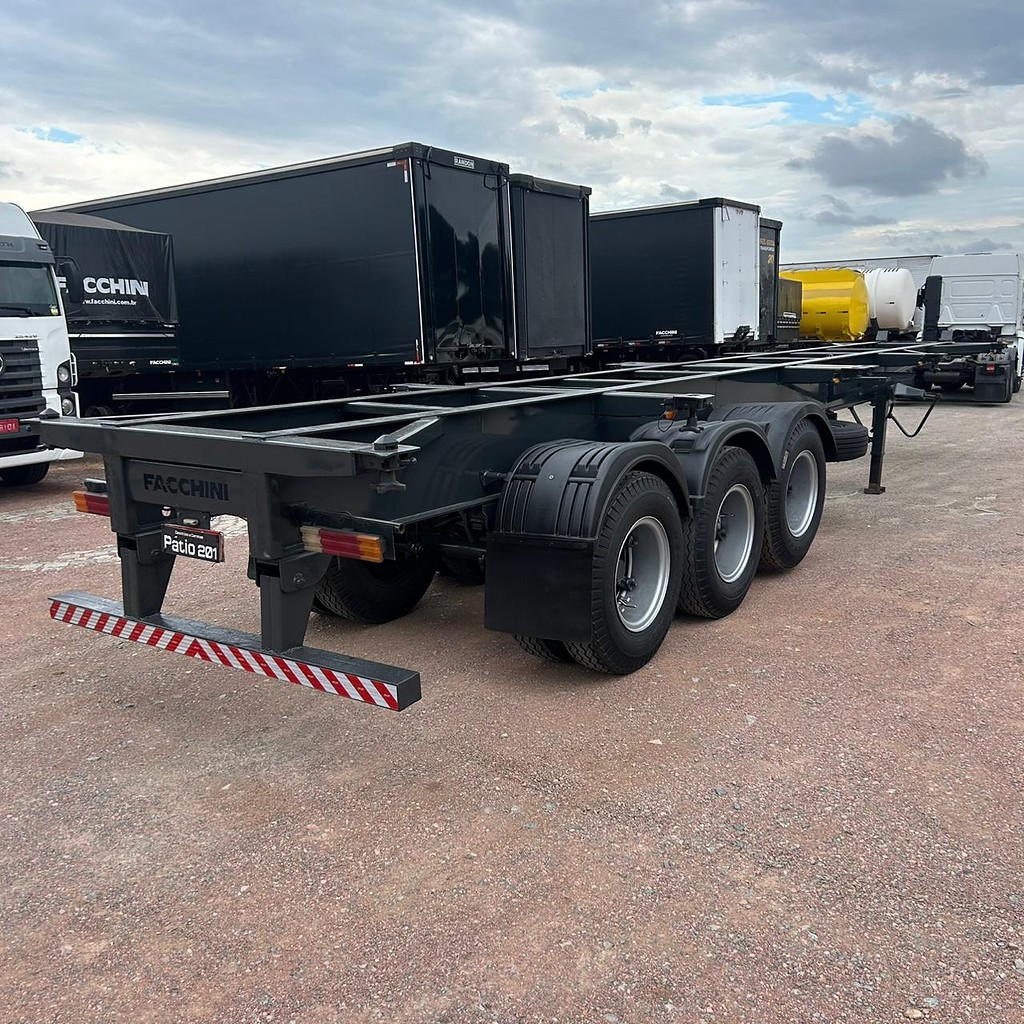 Carreta SEMI-REBOQUE PORTA-CONTAINER Facchini ANO 2011 3 Eixos de Patio 201 Caminhoes e Carretas no Paraná