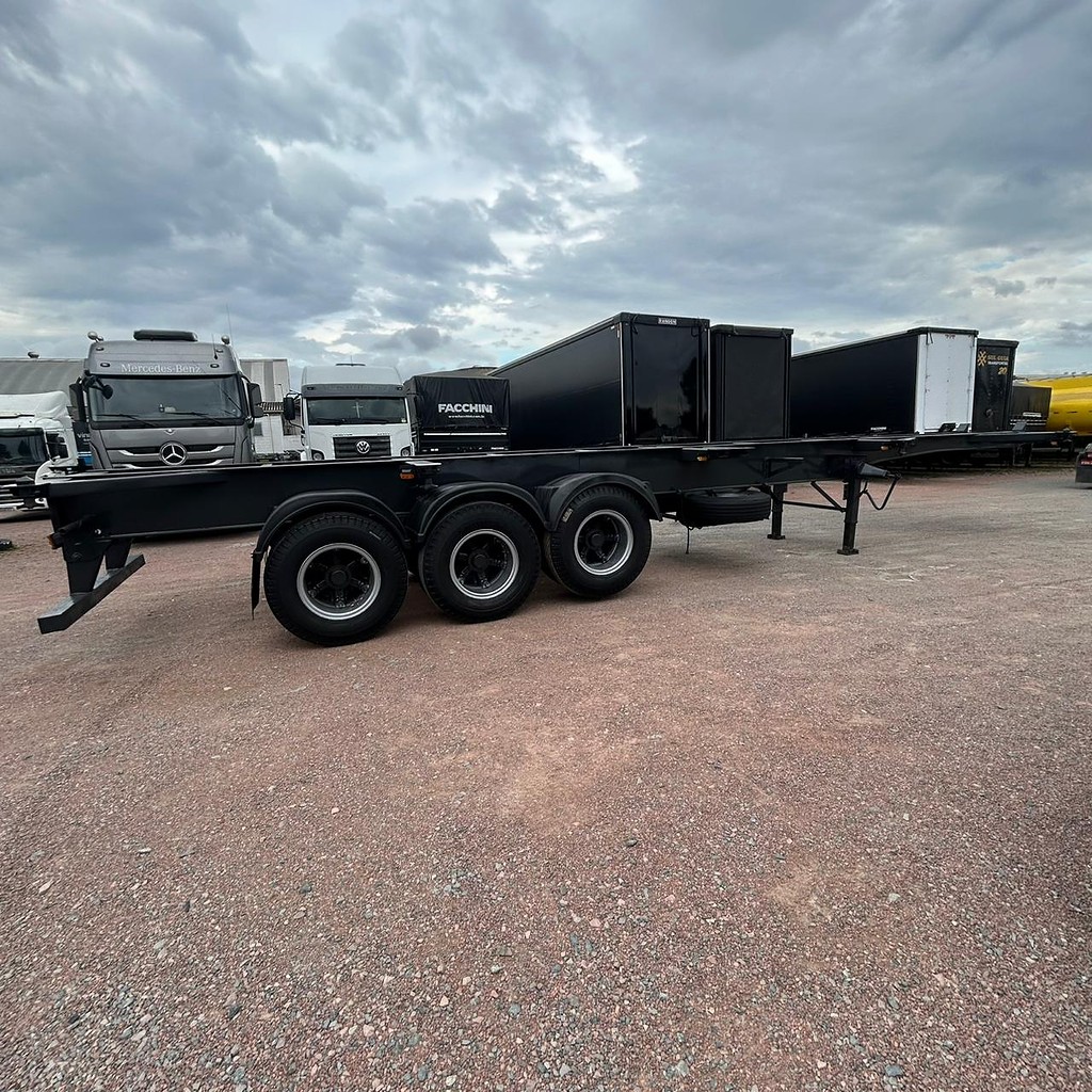 Carreta SEMI-REBOQUE PORTA-CONTAINER Facchini ANO 2011 3 Eixos de Patio 201 Caminhoes e Carretas no Paraná