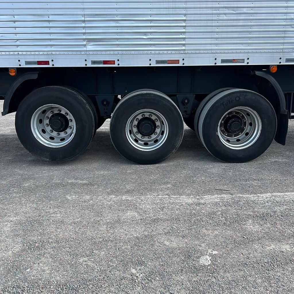 Carreta SEMI-REBOQUE BAU FURGAO Noma ANO 2010 3 Eixos de Patio 201 Caminhoes e Carretas no Paraná