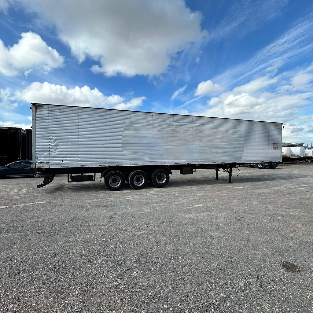 Carreta SEMI-REBOQUE BAU FURGAO Noma ANO 2010 3 Eixos de Patio 201 Caminhoes e Carretas no Paraná