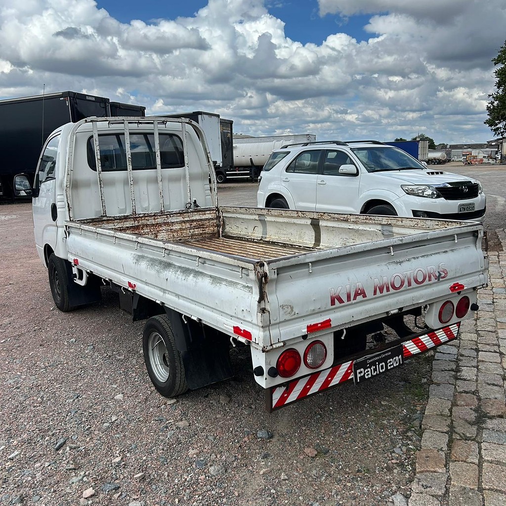Caminhão KIA BONGO K-2500 Carga Seca ANO 2011 de Patio 201 Caminhoes e Carretas no Paraná