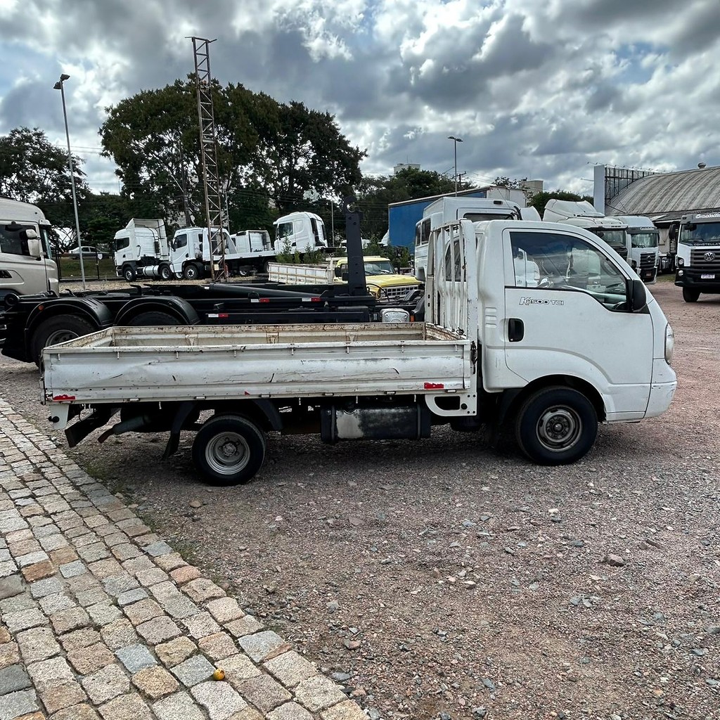 Caminhão KIA BONGO K-2500 Carga Seca ANO 2011 de Patio 201 Caminhoes e Carretas no Paraná