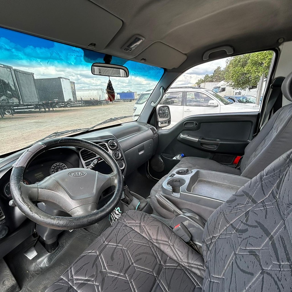 Caminhão KIA BONGO K-2500 Carga Seca ANO 2011 de Patio 201 Caminhoes e Carretas no Paraná