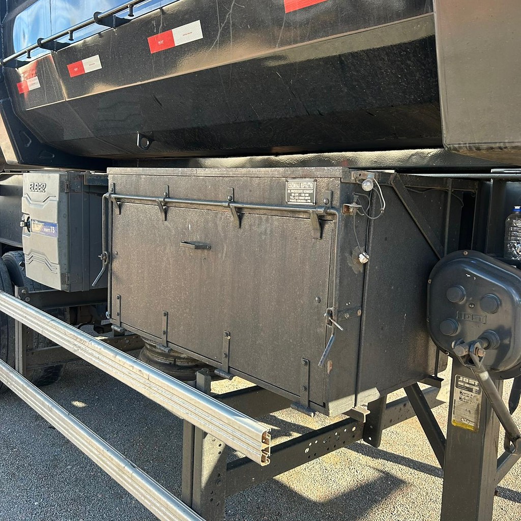 Carreta SEMI-REBOQUE BASCULANTE Randon ANO 2023 4 Eixos de Patio 201 Caminhoes e Carretas no Paraná