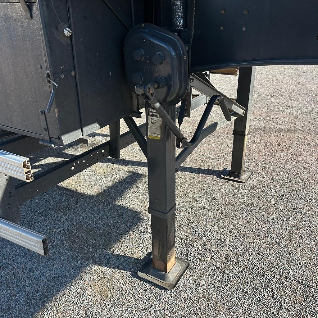 Carreta SEMI-REBOQUE BASCULANTE Randon ANO 2023 4 Eixos de Patio 201 Caminhoes e Carretas no Paraná