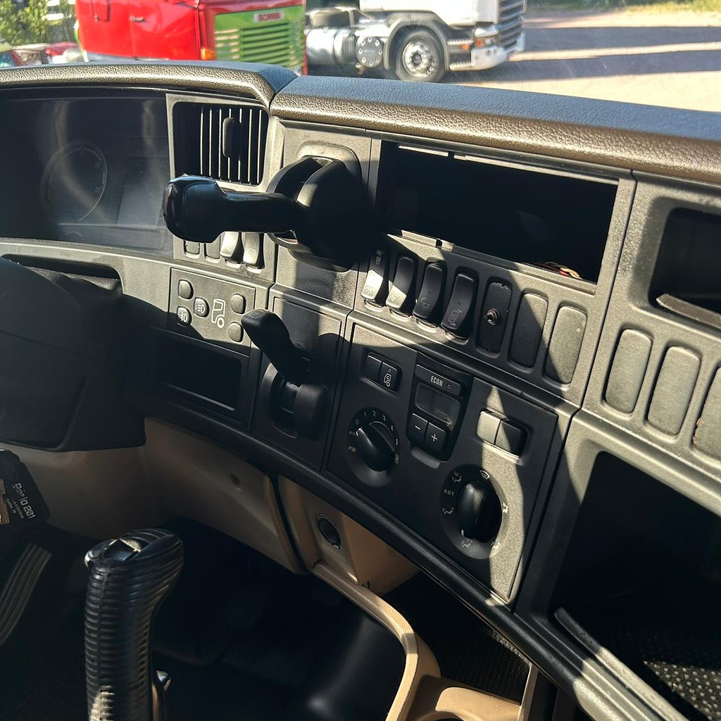 Caminhão SCANIA 420 Cavalo Mecânico ANO 2010 de Patio 201 Caminhoes e Carretas no Paraná