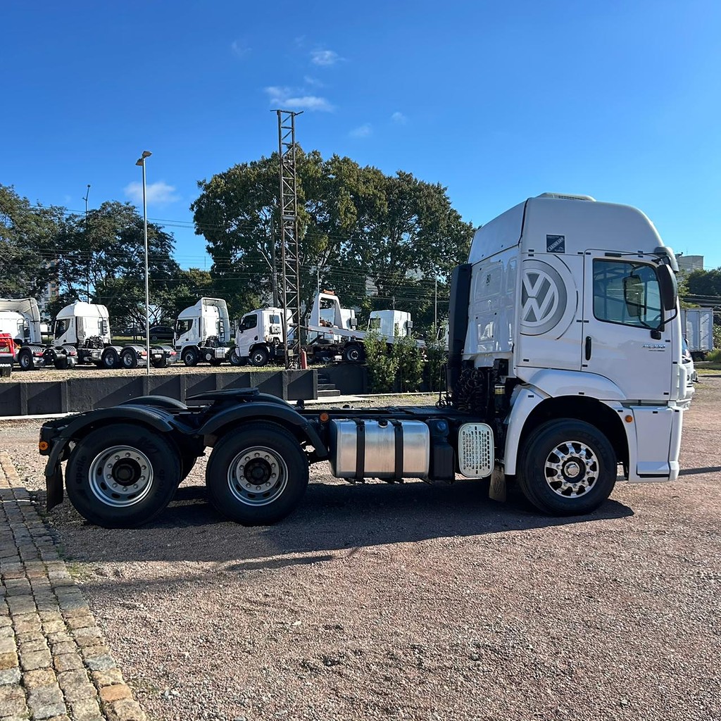 Caminhão VOLKSWAGEN VW 25390 Cavalo Mecânico ANO 2013 de Patio 201 Caminhoes e Carretas no Paraná