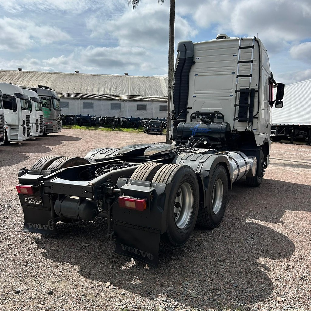 Caminhão VOLVO FH 440 Cavalo Mecânico ANO 2011 de Patio 201 Caminhoes e Carretas no Paraná