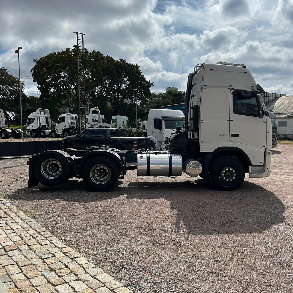 Caminhão VOLVO FH 440 Cavalo Mecânico ANO 2011 de Patio 201 Caminhoes e Carretas no Paraná