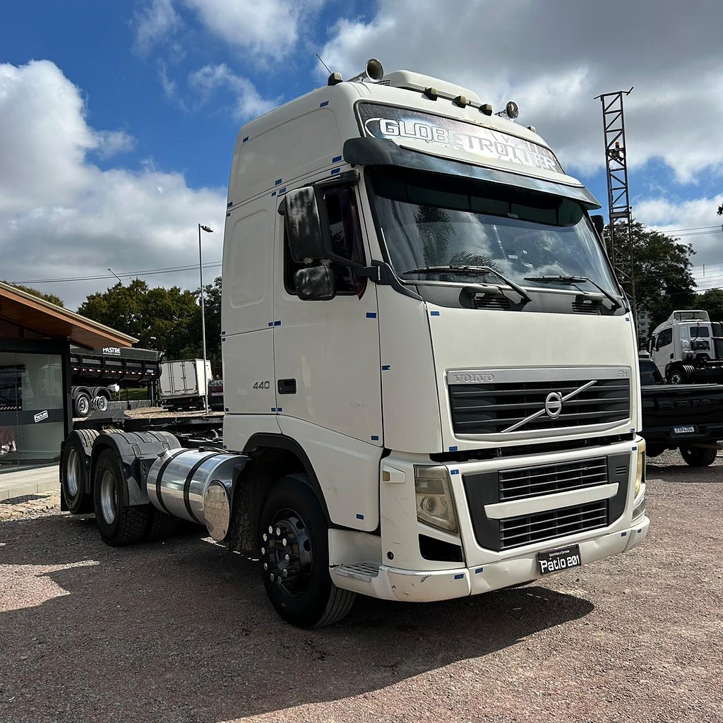 Caminhão VOLVO FH 440 Cavalo Mecânico ANO 2011 de Patio 201 Caminhoes e Carretas no Paraná
