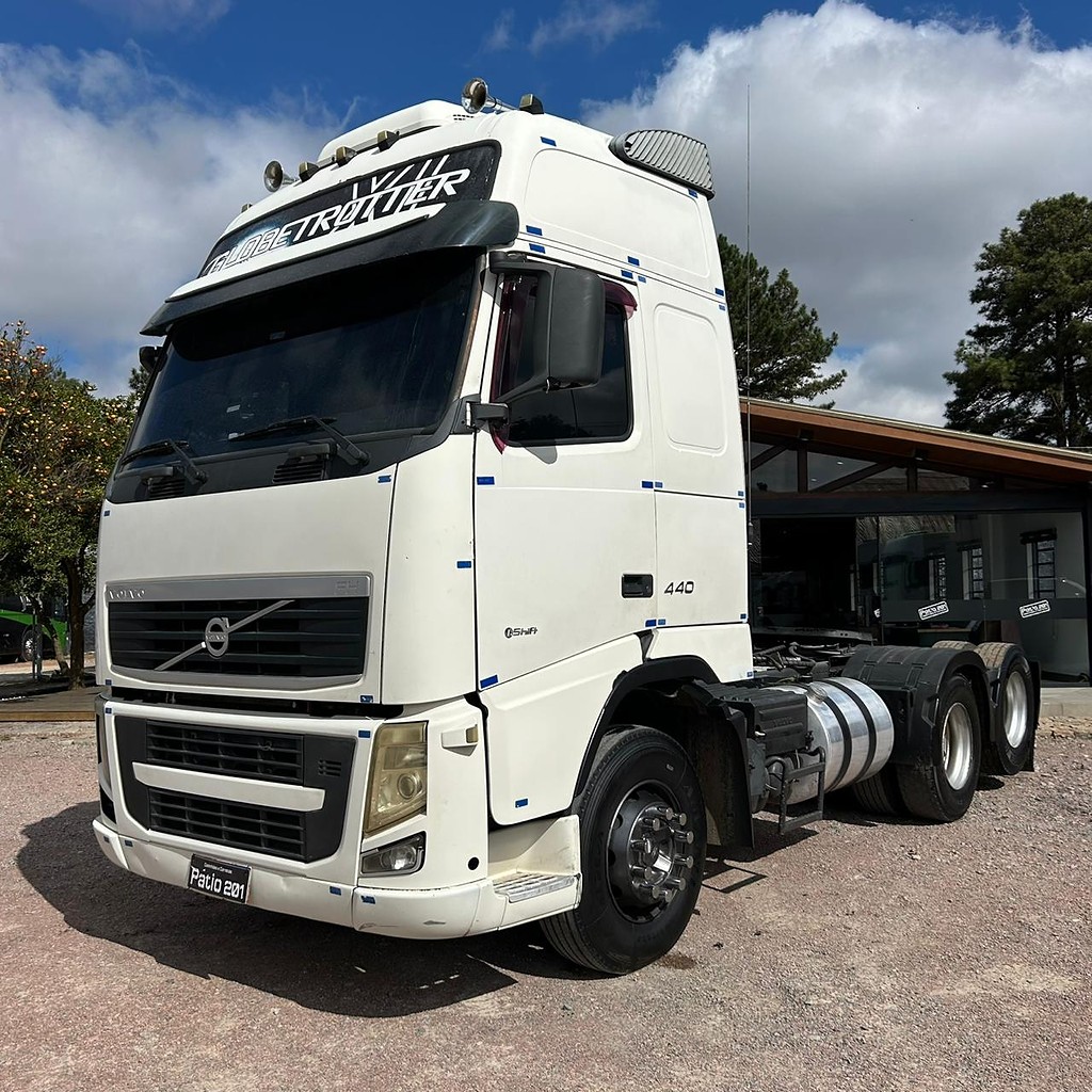 Caminhão VOLVO FH 440 Cavalo Mecânico ANO 2011 de Patio 201 Caminhoes e Carretas no Paraná