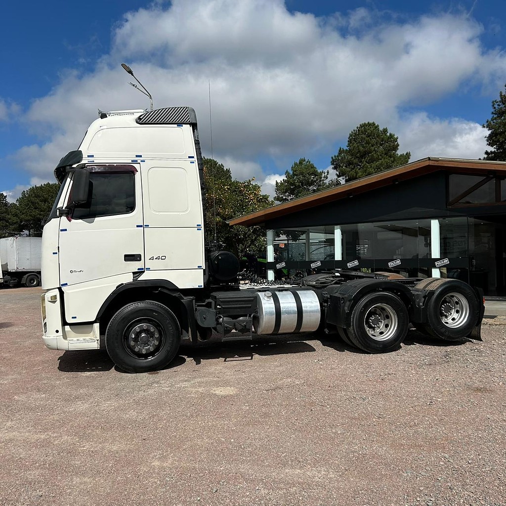 Caminhão VOLVO FH 440 Cavalo Mecânico ANO 2011 de Patio 201 Caminhoes e Carretas no Paraná