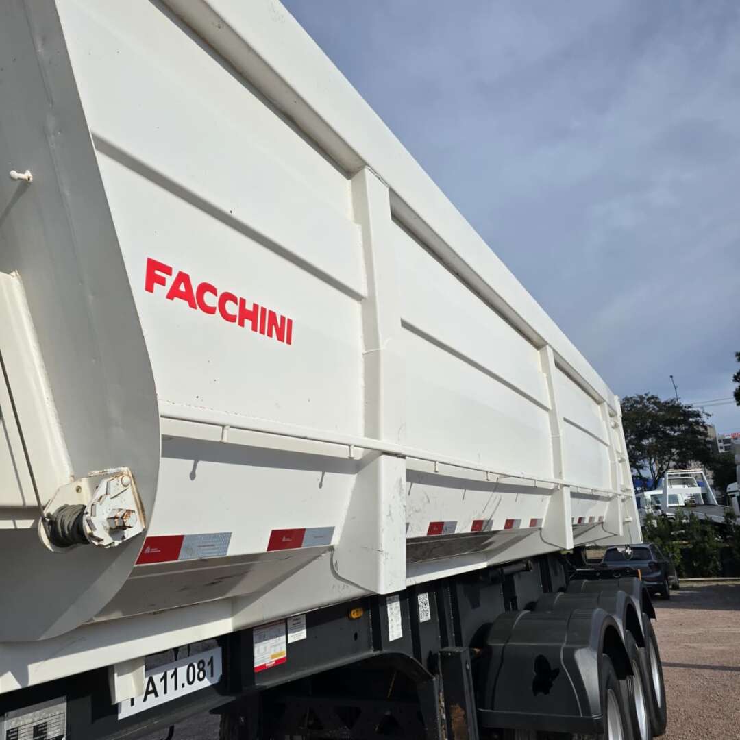 Carreta SEMI-REBOQUE BASCULANTE Facchini ANO 2022 3 Eixos de Patio 201 Caminhoes e Carretas no Paraná