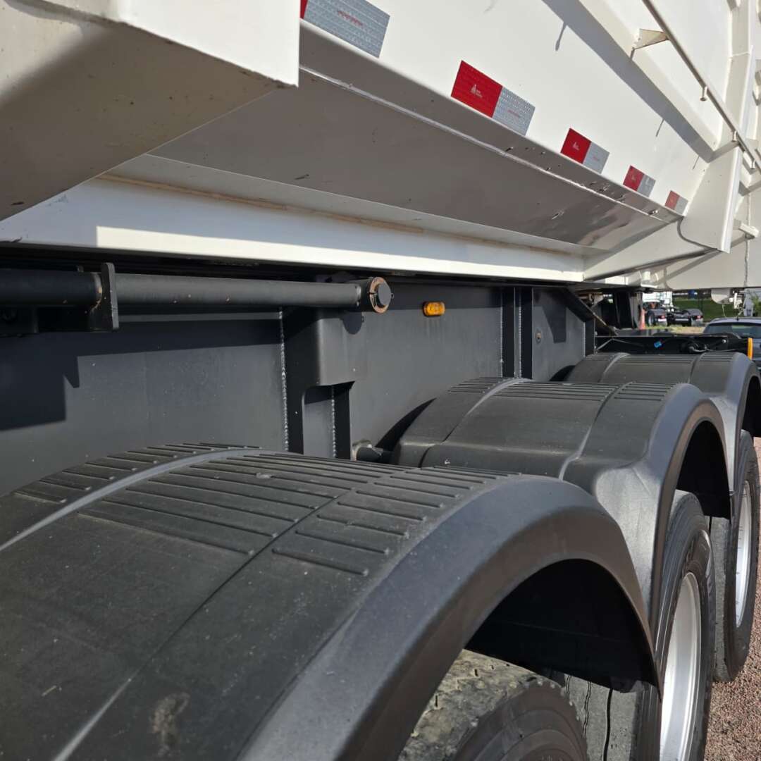 Carreta SEMI-REBOQUE BASCULANTE Facchini ANO 2022 3 Eixos de Patio 201 Caminhoes e Carretas no Paraná