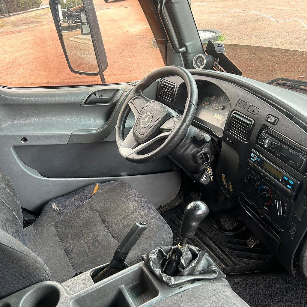 Caminhão MERCEDES BENZ MB 715 Baú Sider ANO 2003 de Patio 201 Caminhoes e Carretas no Paraná