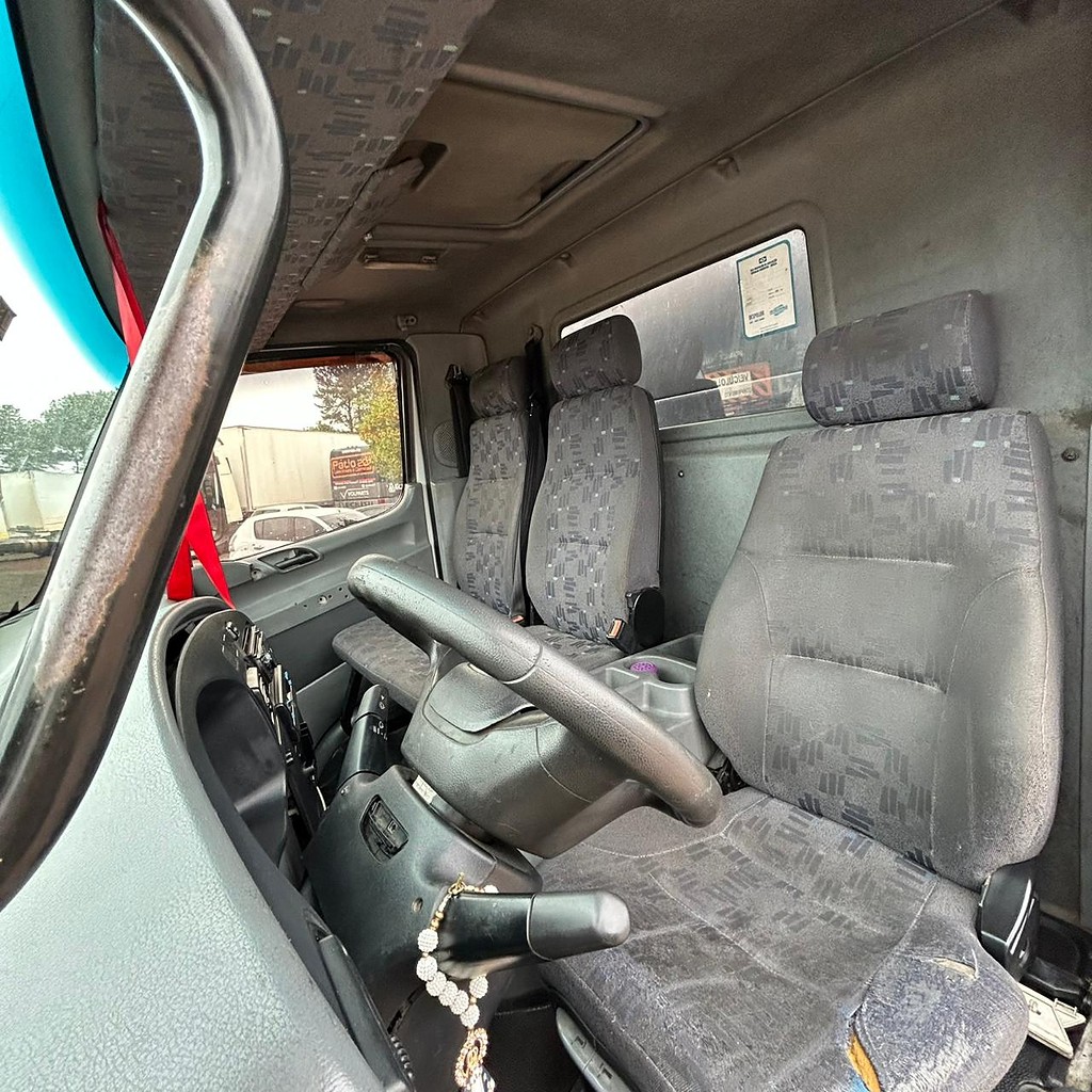 Caminhão MERCEDES BENZ MB 715 Baú Sider ANO 2003 de Patio 201 Caminhoes e Carretas no Paraná