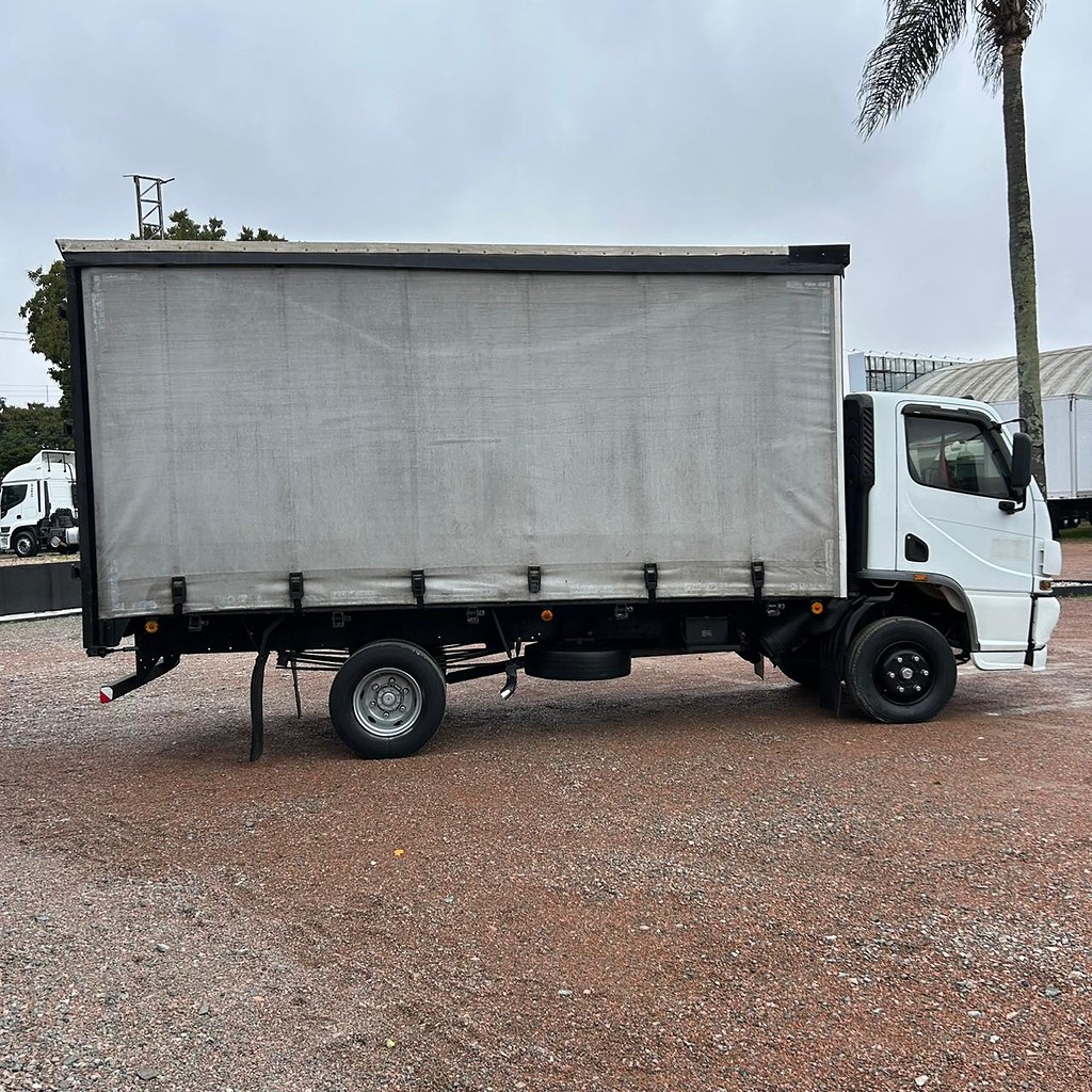 Caminhão MERCEDES BENZ MB 715 Baú Sider ANO 2003 de Patio 201 Caminhoes e Carretas no Paraná