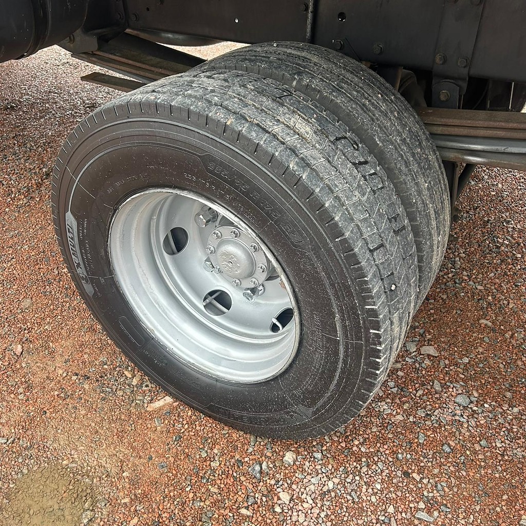 Caminhão MERCEDES BENZ MB 715 Baú Sider ANO 2003 de Patio 201 Caminhoes e Carretas no Paraná
