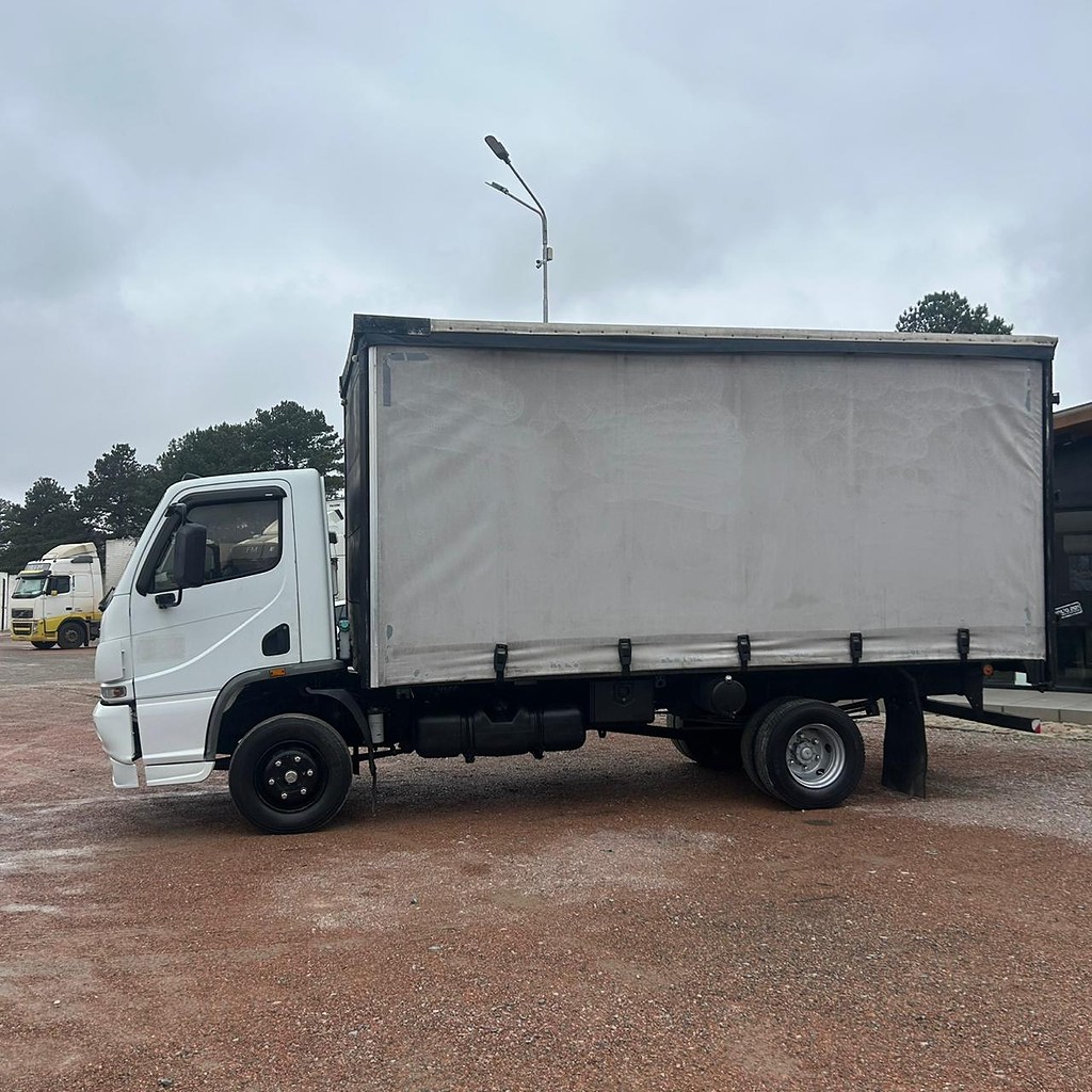 Caminhão MERCEDES BENZ MB 715 Baú Sider ANO 2003 de Patio 201 Caminhoes e Carretas no Paraná