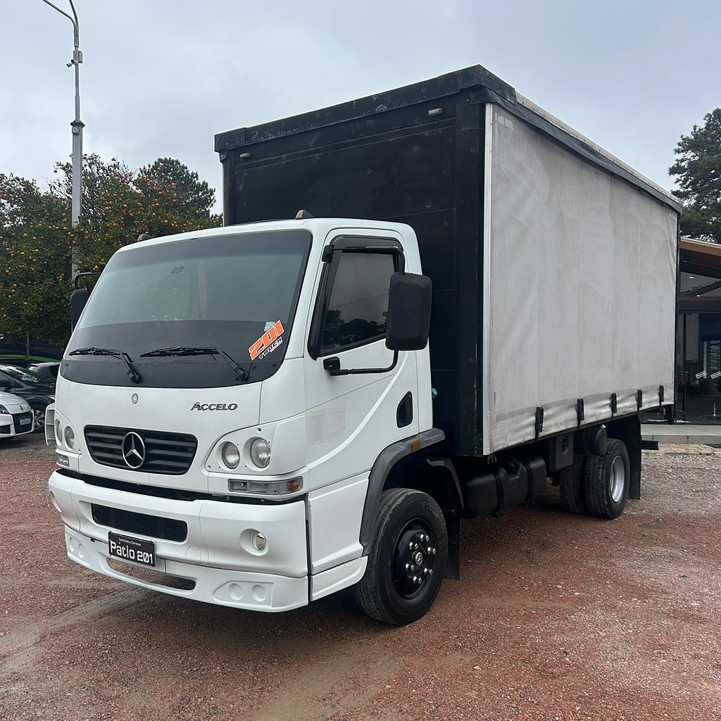 Caminhão MERCEDES BENZ MB 715 Baú Sider ANO 2003 de Patio 201 Caminhoes e Carretas no Paraná