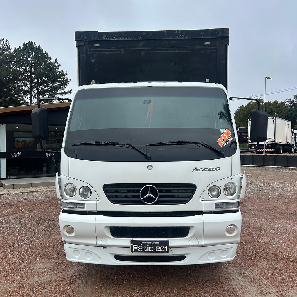 Caminhão MERCEDES BENZ MB 715 Baú Sider ANO 2003 de Patio 201 Caminhoes e Carretas no Paraná