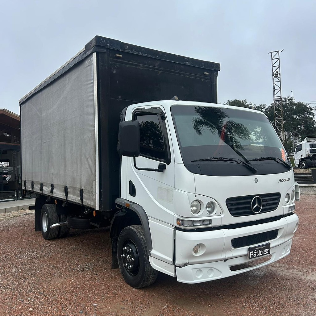 Caminhão MERCEDES BENZ MB 715 Baú Sider ANO 2003 de Patio 201 Caminhoes e Carretas no Paraná