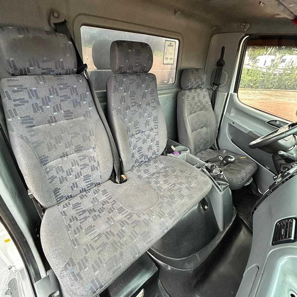Caminhão MERCEDES BENZ MB 715 Baú Sider ANO 2003 de Patio 201 Caminhoes e Carretas no Paraná