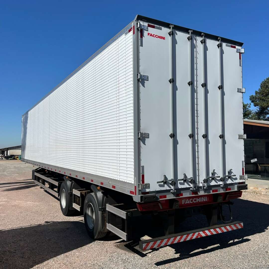 Carreta SEMI-REBOQUE BAU FURGAO Facchini ANO 2026 1+1 Vanderleia de Patio 201 Caminhoes e Carretas no Paraná