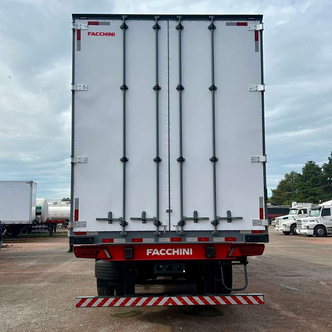 Carreta SEMI-REBOQUE BAU FURGAO Facchini ANO 2026 1+1 Vanderleia de Patio 201 Caminhoes e Carretas no Paraná