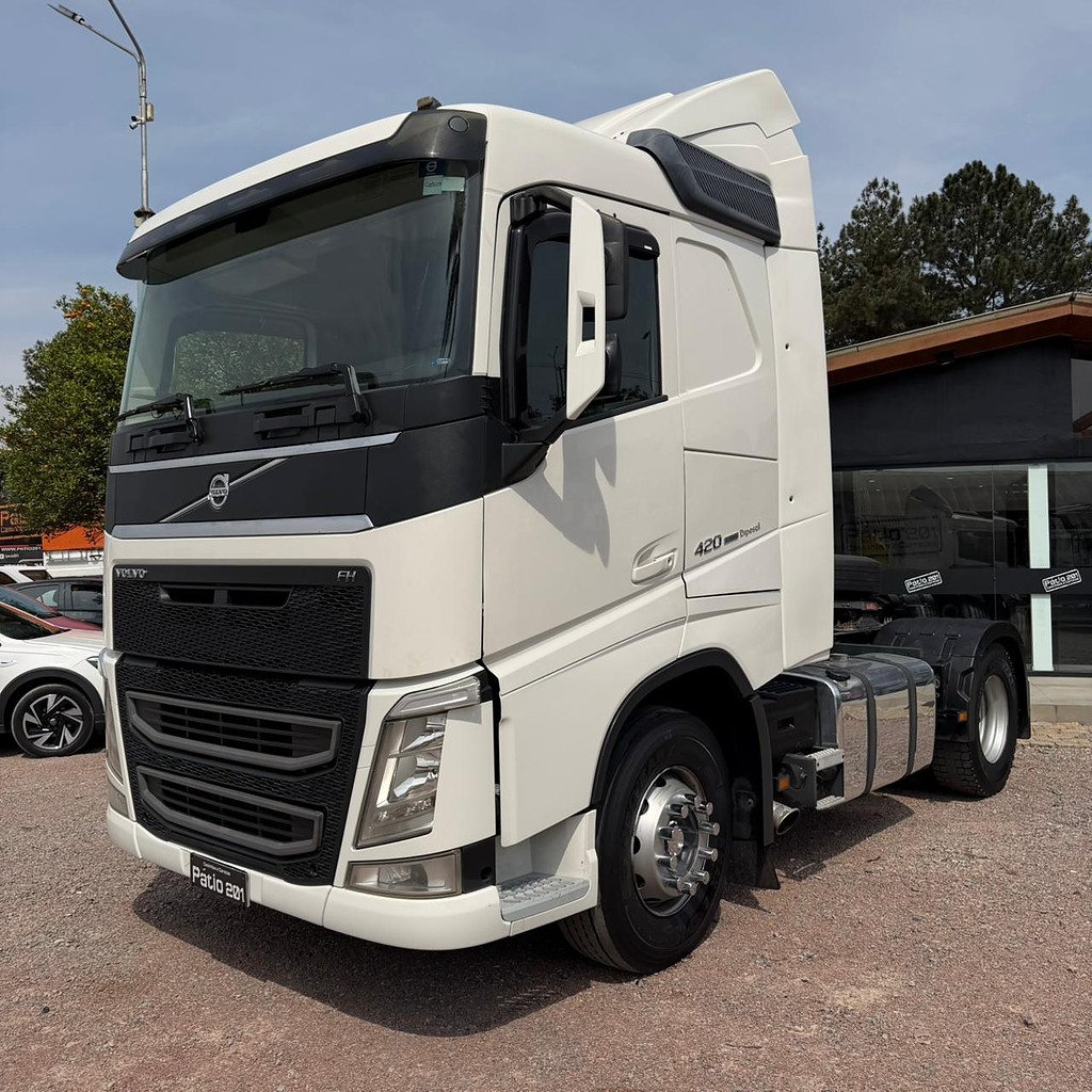 Caminhão VOLVO FH 420 Cavalo Mecânico ANO 2020 de Patio 201 Caminhoes e Carretas no Paraná