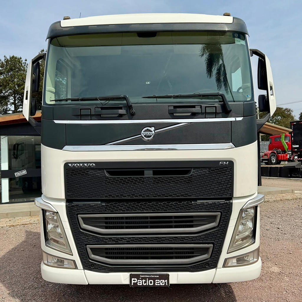 Caminhão VOLVO FH 420 Cavalo Mecânico ANO 2020 de Patio 201 Caminhoes e Carretas no Paraná