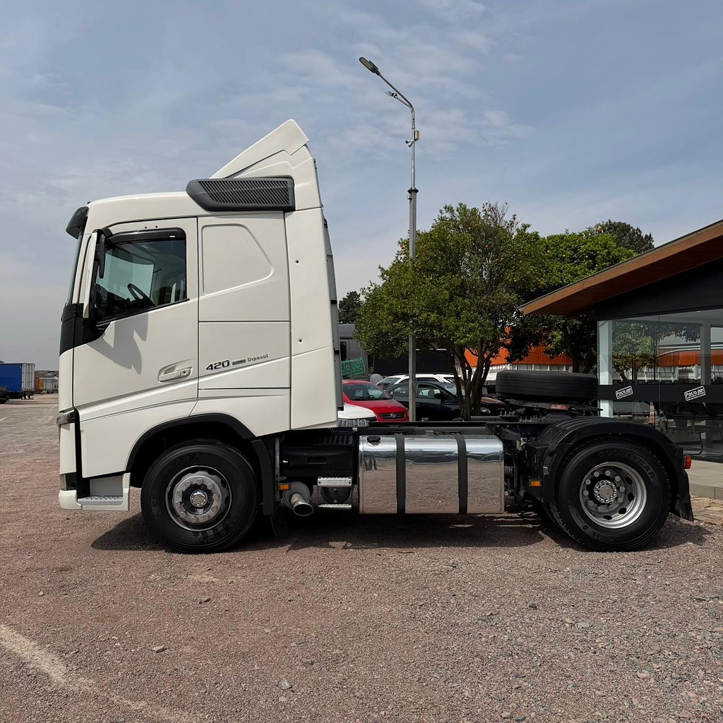 Caminhão VOLVO FH 420 Cavalo Mecânico ANO 2020 de Patio 201 Caminhoes e Carretas no Paraná