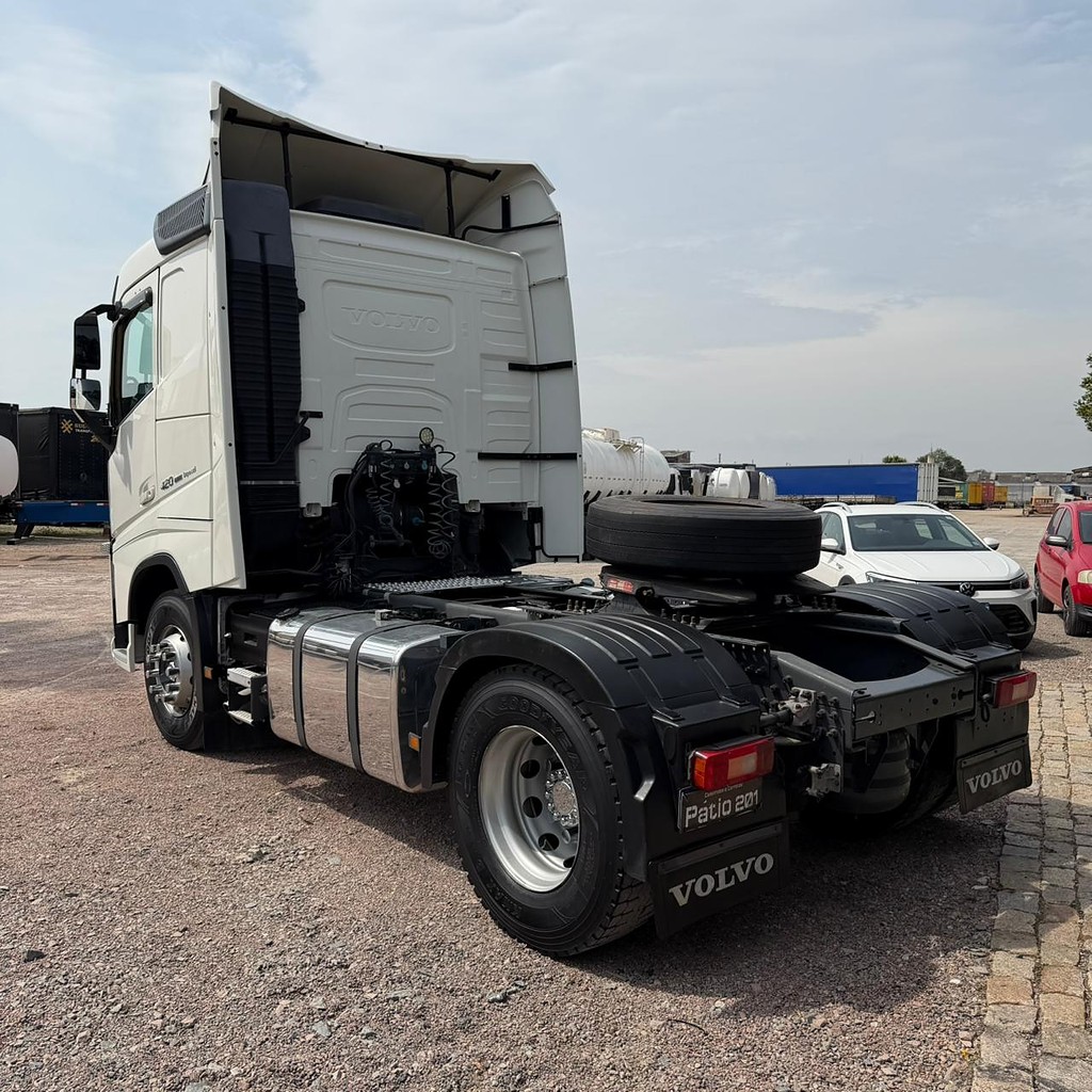 Caminhão VOLVO FH 420 Cavalo Mecânico ANO 2020 de Patio 201 Caminhoes e Carretas no Paraná