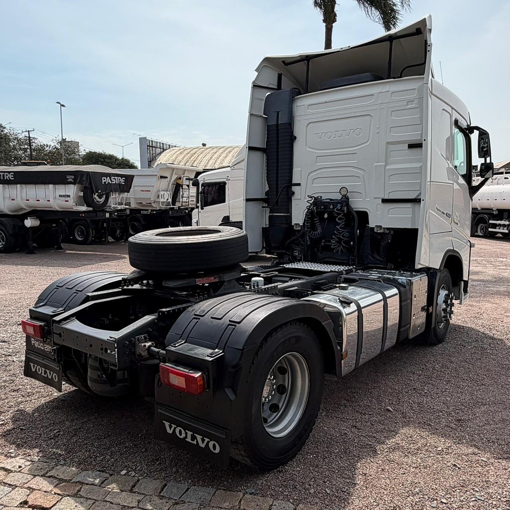 Caminhão VOLVO FH 420 Cavalo Mecânico ANO 2020 de Patio 201 Caminhoes e Carretas no Paraná