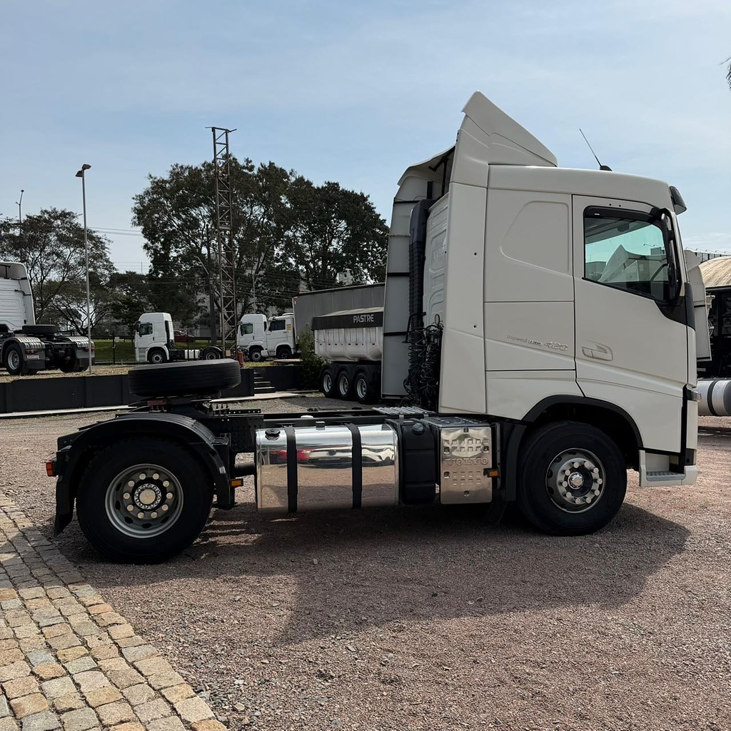 Caminhão VOLVO FH 420 Cavalo Mecânico ANO 2020 de Patio 201 Caminhoes e Carretas no Paraná